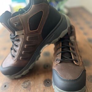 NWT - Danner Wheat Ridge 9.5